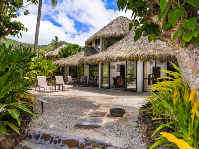Premium Beachfront Villa beachfront overlooking Muri Lagoon