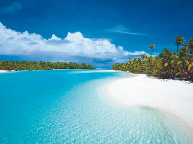 Crystal clear waters of Aitutaki One Foot Island