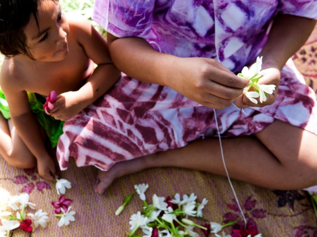 Make Flower Ei's with local flowers