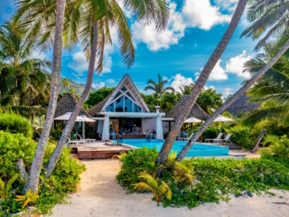 Little Polynesian Restaurant overlooking the infinity pool and Titikaveka Lagoon