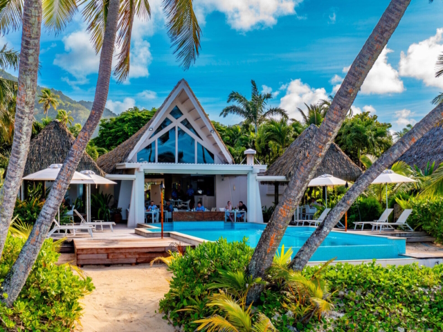 Little Polynesian Restaurant overlooking the infinity pool and Titikaveka Lagoon