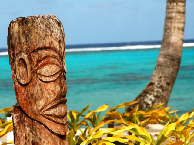 A traditional carving overlooking the beach